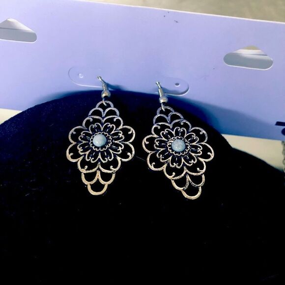 Antiqued Silver Vintage Floral Necklace Earrings Set - Picture 4 of 4